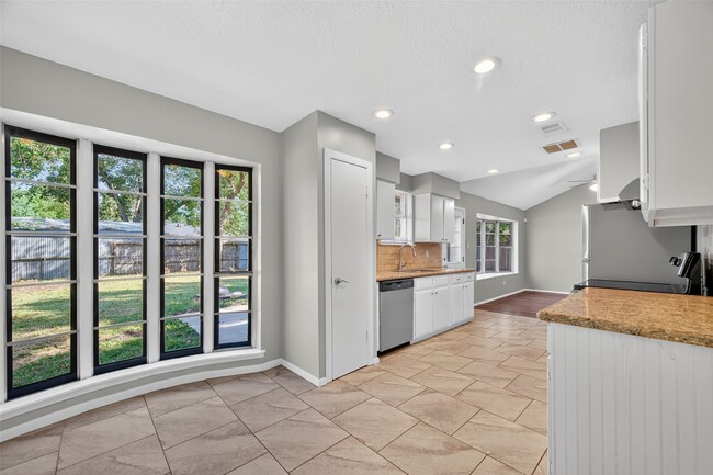 Building Photo - 811 Lochmoor Ln