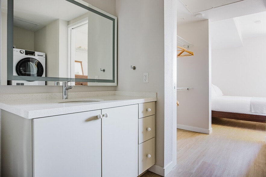 Building Photo - 200 Mesnager St