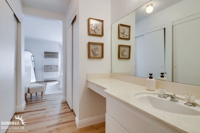 Building Photo - Bright and Spacious 2Bdm, 2Ba Condo in the...