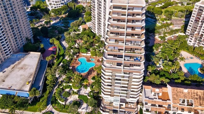 Building Photo - 520 Brickell Key Dr