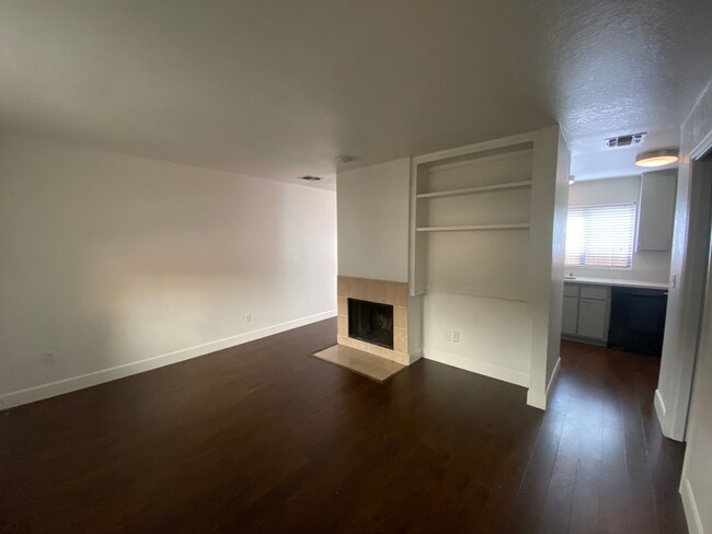 Building Photo - Updated Midtown 2 Bedroom Townhouse in Gat...