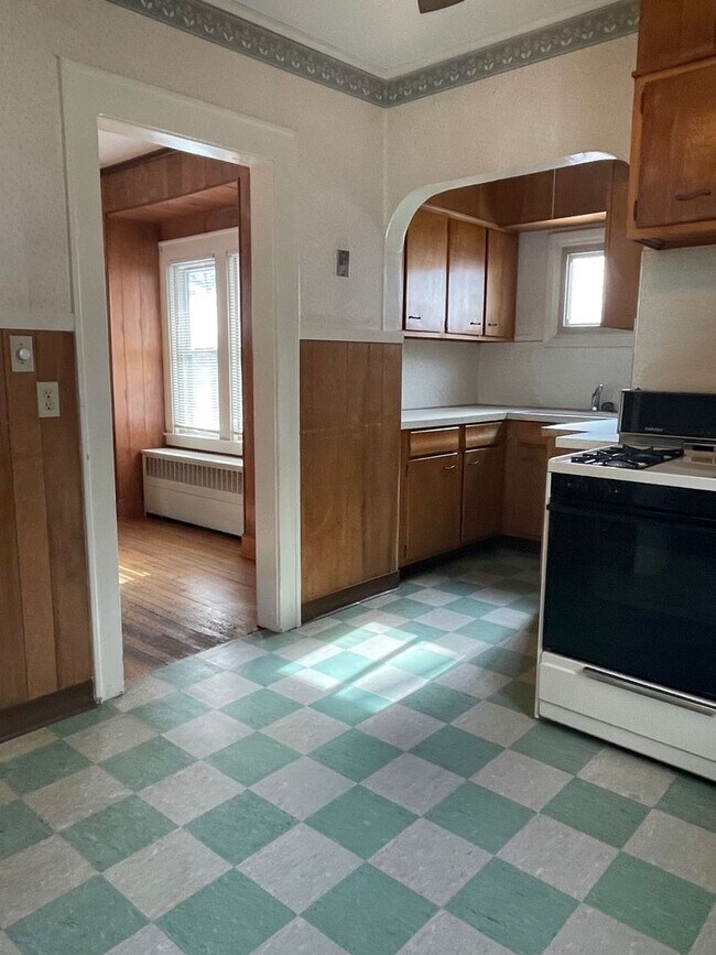 Building Photo - 2 Bed, 1 Bath- Single Family For Rent in t...