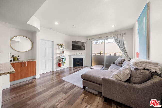 Building Photo - 620 S Gramercy Pl