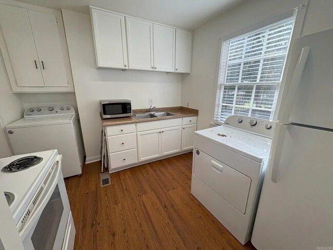 Building Photo - 204 N Tyler St