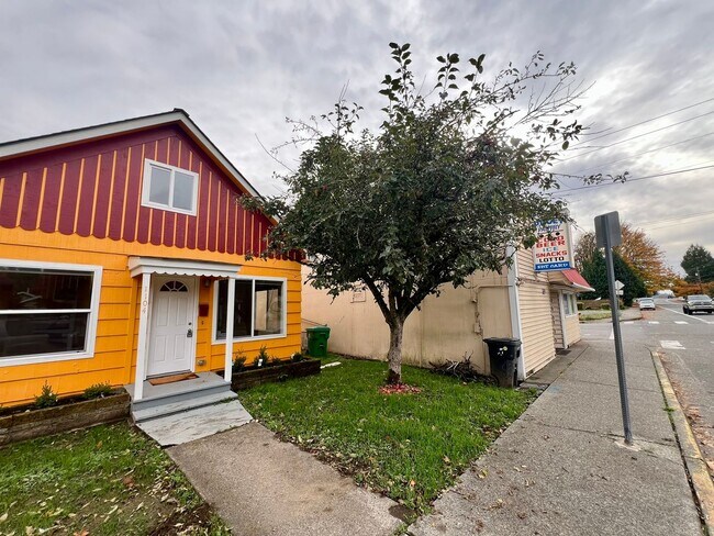 Building Photo - PENDING APPLICATION; Water Included! Fully Remodeled 1 BD + Loft