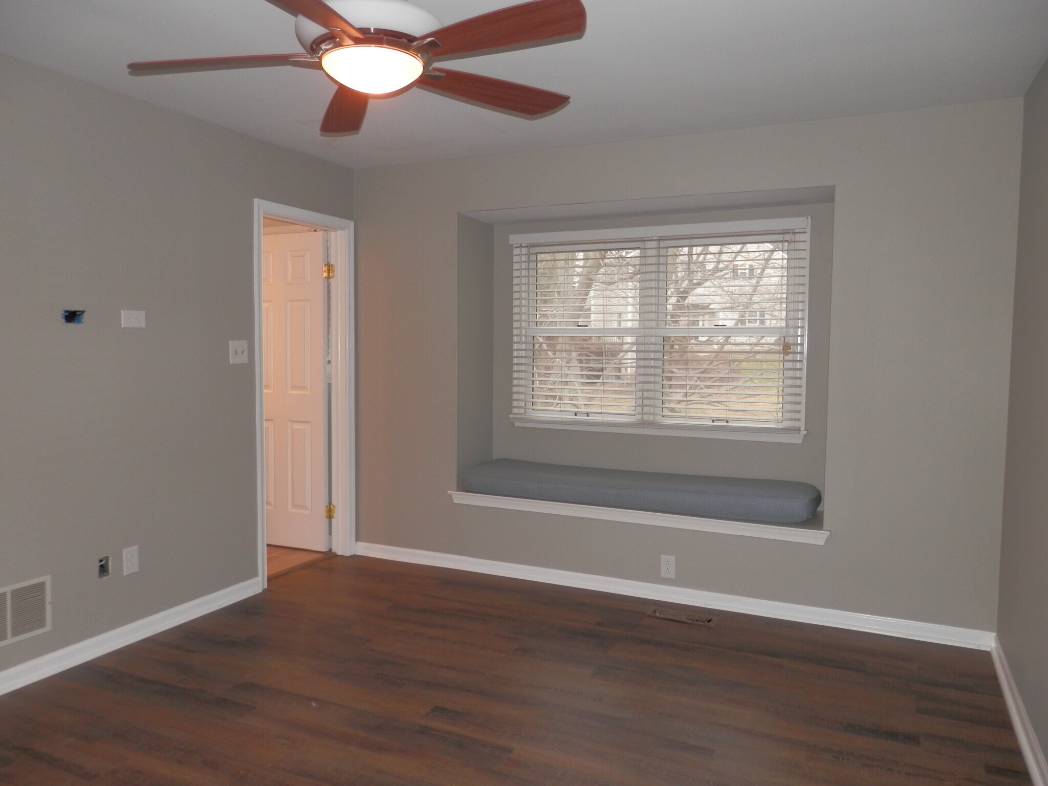 Building Photo - 3201 Bridlewood Dr