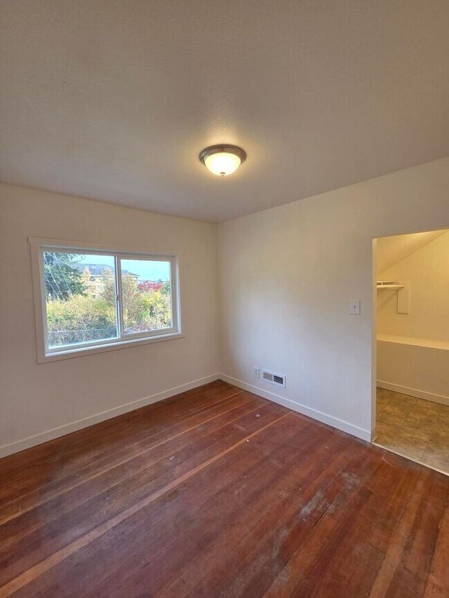 Building Photo - 3 Bed, 1.5 Bath Home in Tacoma! **MOVE IN SPECIAL** $500 OFF First Month Rent!!