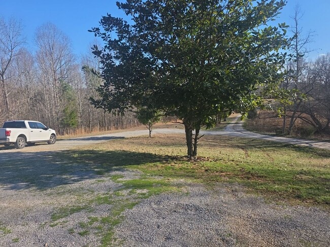 Building Photo - Peaceful 3-Bedroom Country Home with Barn and Large Front Porch in Walling, TN