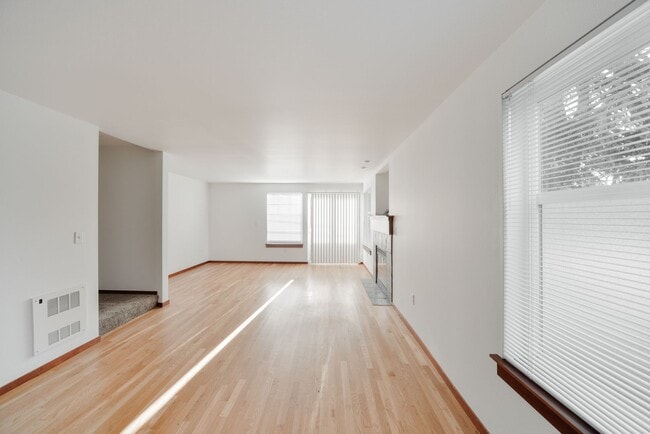 Building Photo - Nice 3 beds / 3.5 baths Townhouse in Greenwood/NW Seattle!