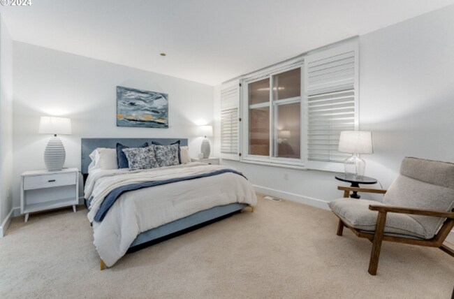 Building Photo - Elegant Riverfront Condo with Panoramic Vi...
