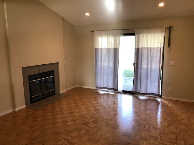Building Photo - Nice 3bd/2bth home with private yard!