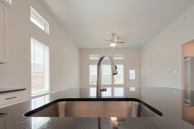 Building Photo - 2405 Seamist Cv Ln