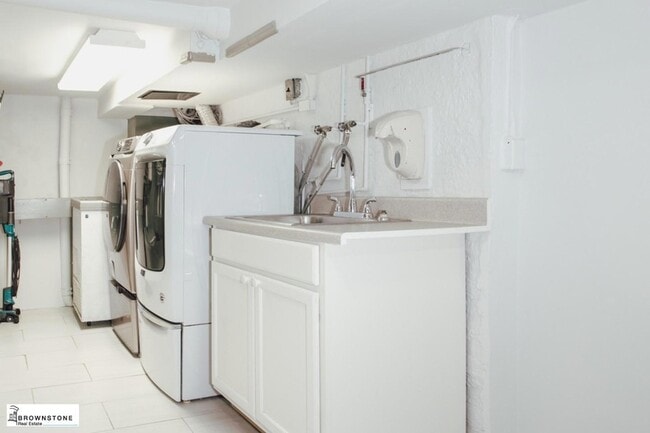 Building Photo - 471 Henry St