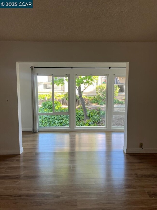 Building Photo - 438 Ridgeview Dr