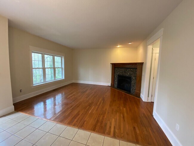 Building Photo - West AVL - Modern Craftsman Style 3 Bedroom