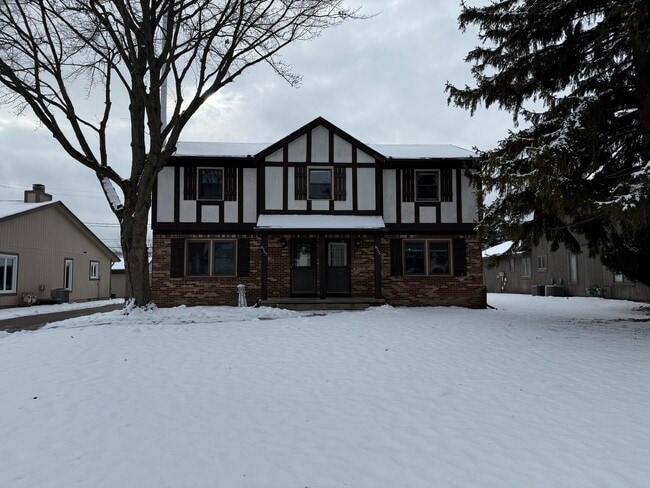 Building Photo - 6755 Woodlake Dr