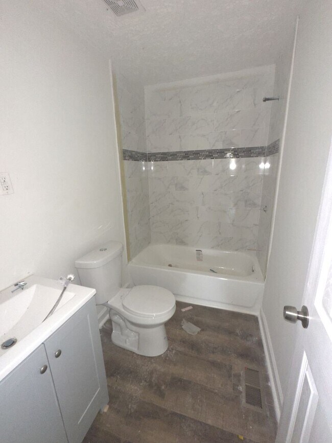Building Photo - 3 Bedroom Fully Renovated Hampton Home!