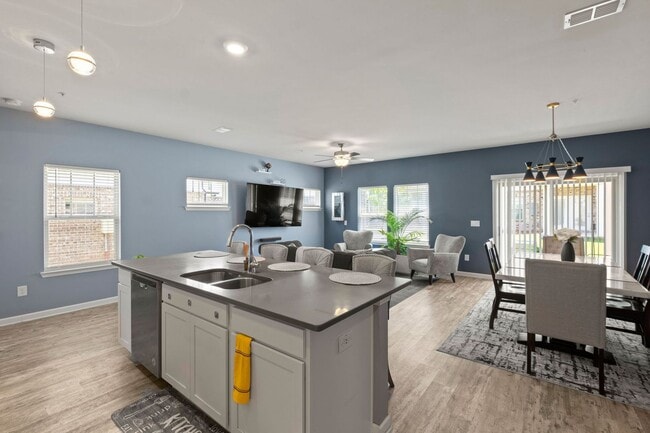 Building Photo - Gorgeous 3 BR/2.5 BA Townhome in Marietta-...