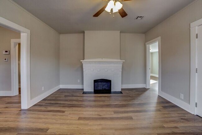 Building Photo - Dreamy Craftsman 3/2 Expertly Remolded