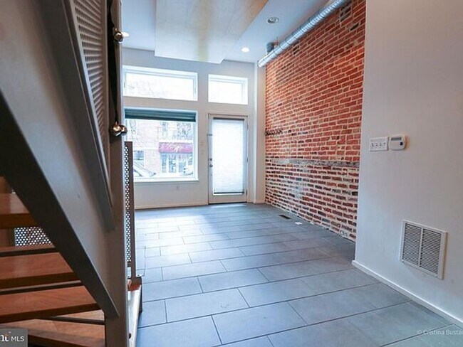 Building Photo - 4 E Henrietta St