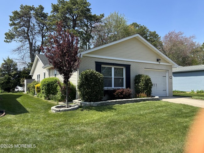 Primary Photo - 11 Rushmore Dr