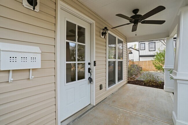 Building Photo - 3 Bedroom Home with a deck in Plaza-Midwood!