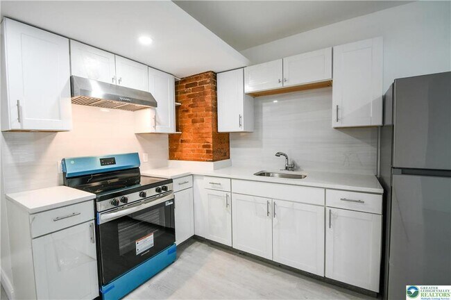 Building Photo - 459 Linden St