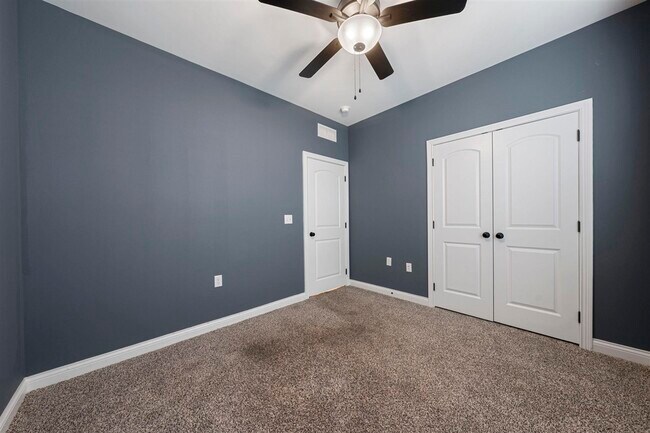 Building Photo - 821 Poplar Log Dr