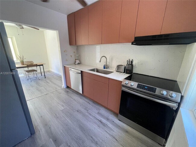 Building Photo - 401 NE 14th Ave