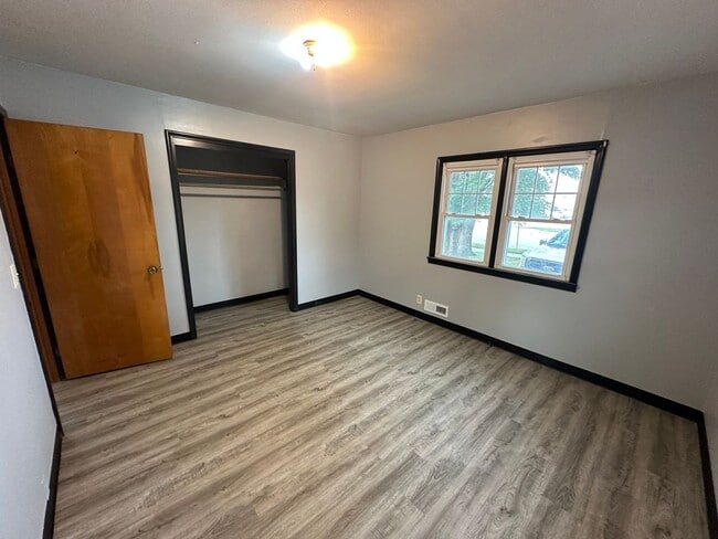 Building Photo - $1650 - 4 Bed 2 Bath Home