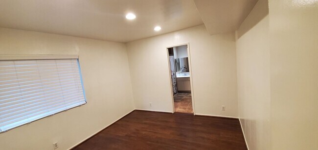Building Photo - Spacious Silverlake Condo – Move-In Ready!