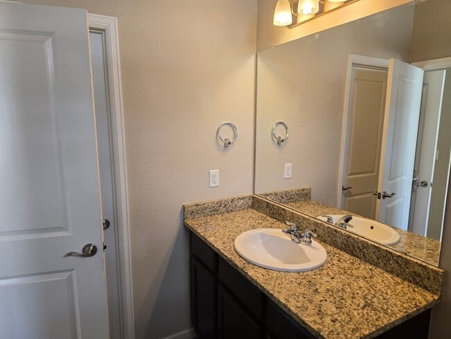 Building Photo - Townhome with great access to shopping, restauraunts and more!