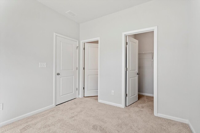 Building Photo - 372 Chesapeake Cmns St