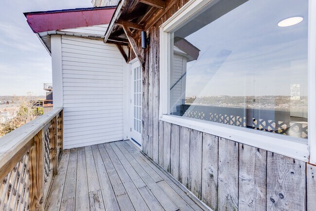 Building Photo - AVAILABLE NOW - Beautiful 3 Bedroom Home w...