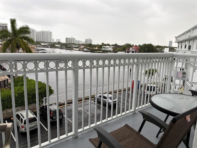 Building Photo - 1913 S Ocean Dr