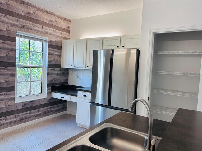 Building Photo - 904 Pawstand Rd