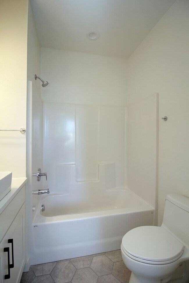 Building Photo - 5725 S Kelly Ave