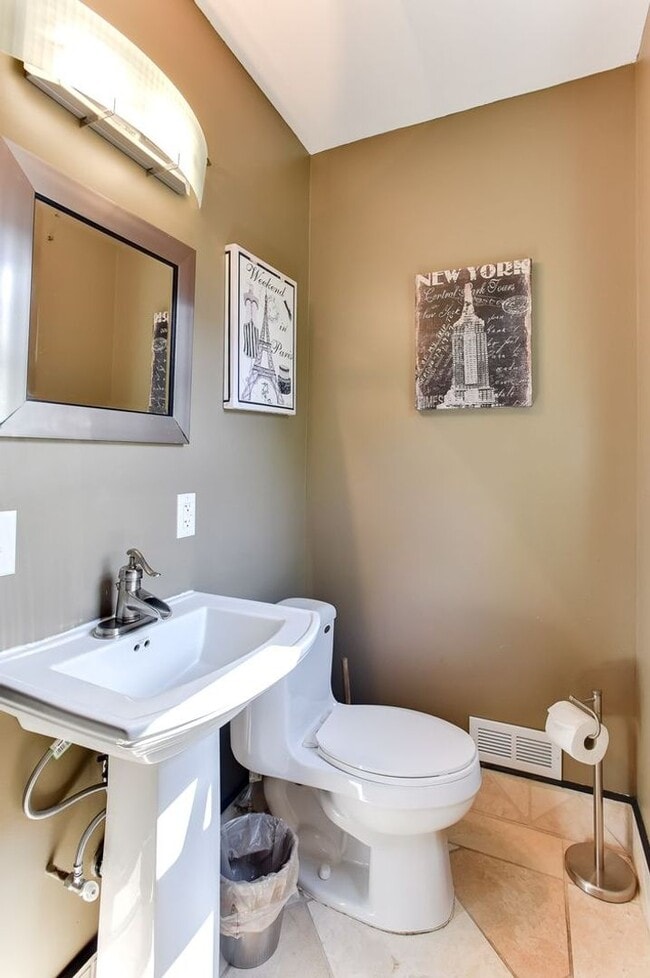Building Photo - Renovated 3 Bedroom 2 bathroom house. Superb Master suite.
