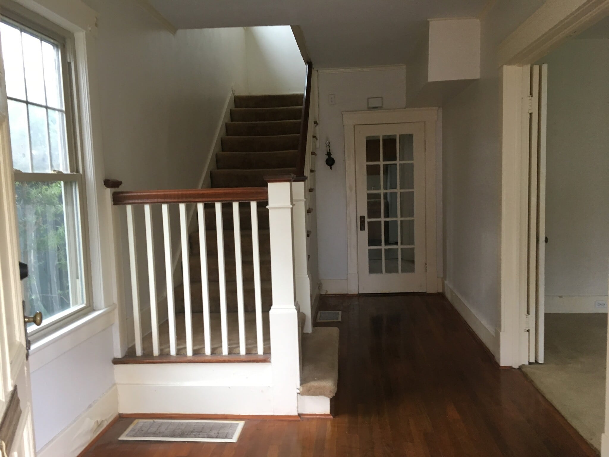Foyer - 816 Maupas Ave