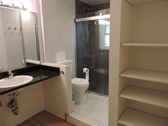 Building Photo - Spacious 2BR 2BA with Fireplace, Roof deck...