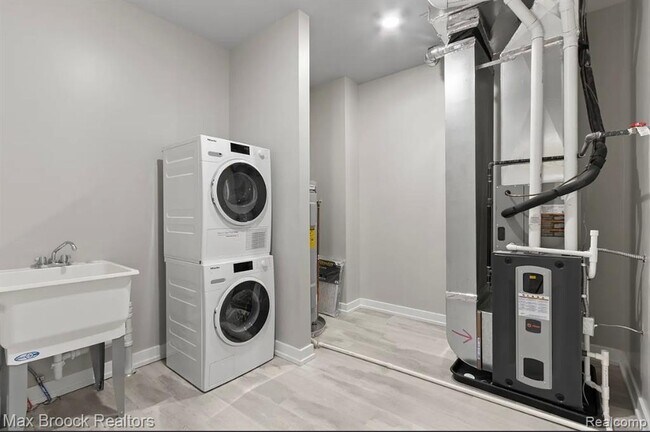 Building Photo - 105 Laurel Ct