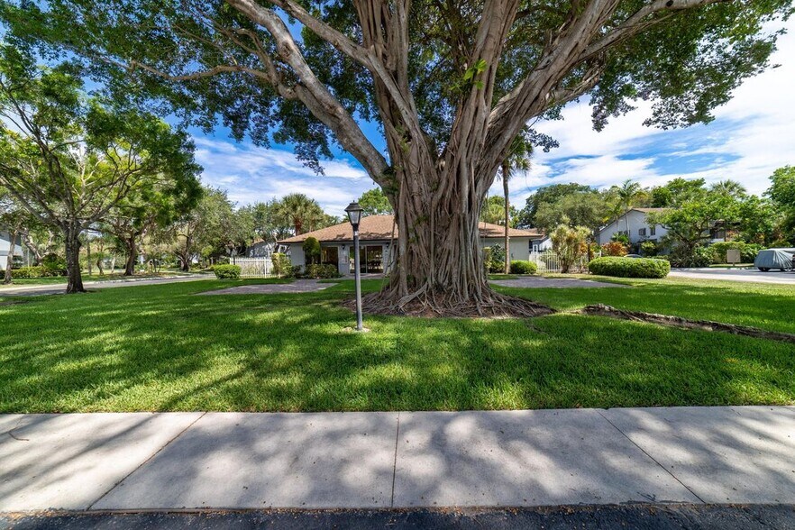Building Photo - 2720 S Oakland Forest Dr
