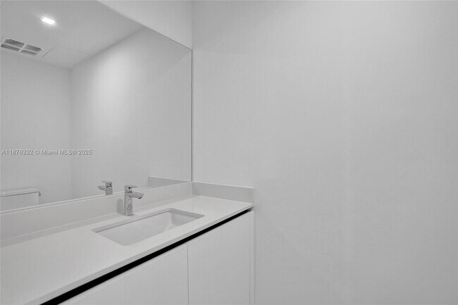 Building Photo - 900 N Ocean Blvd