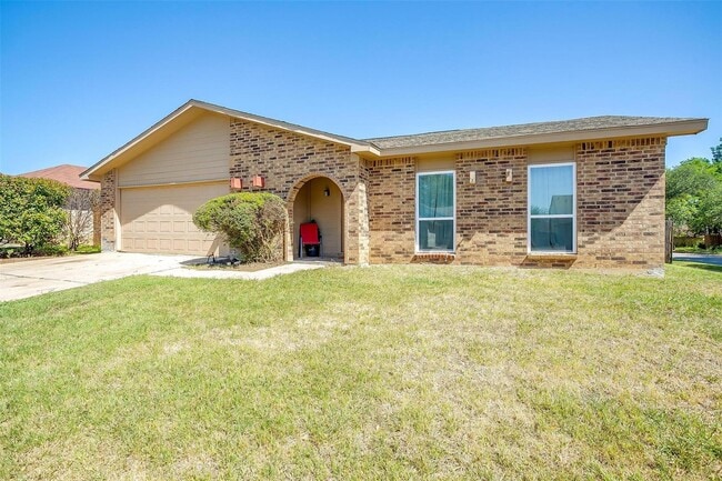 Building Photo - 3200 Woodlark Dr