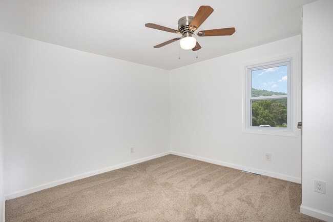 Building Photo - 1645 Roundtop Rd
