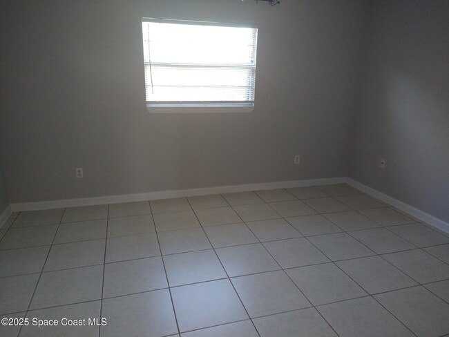 Building Photo - 1020 Pine Tree Dr
