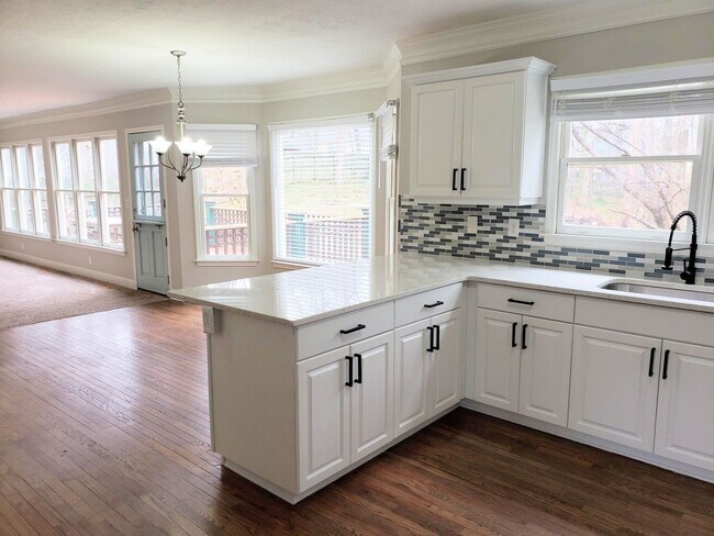 Building Photo - Beautiful 4BR Home In Established Neighborhood.
