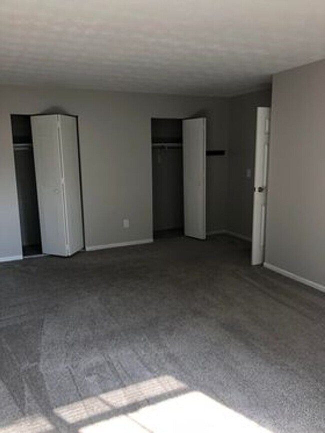 Building Photo - 17 Stenwick Dr