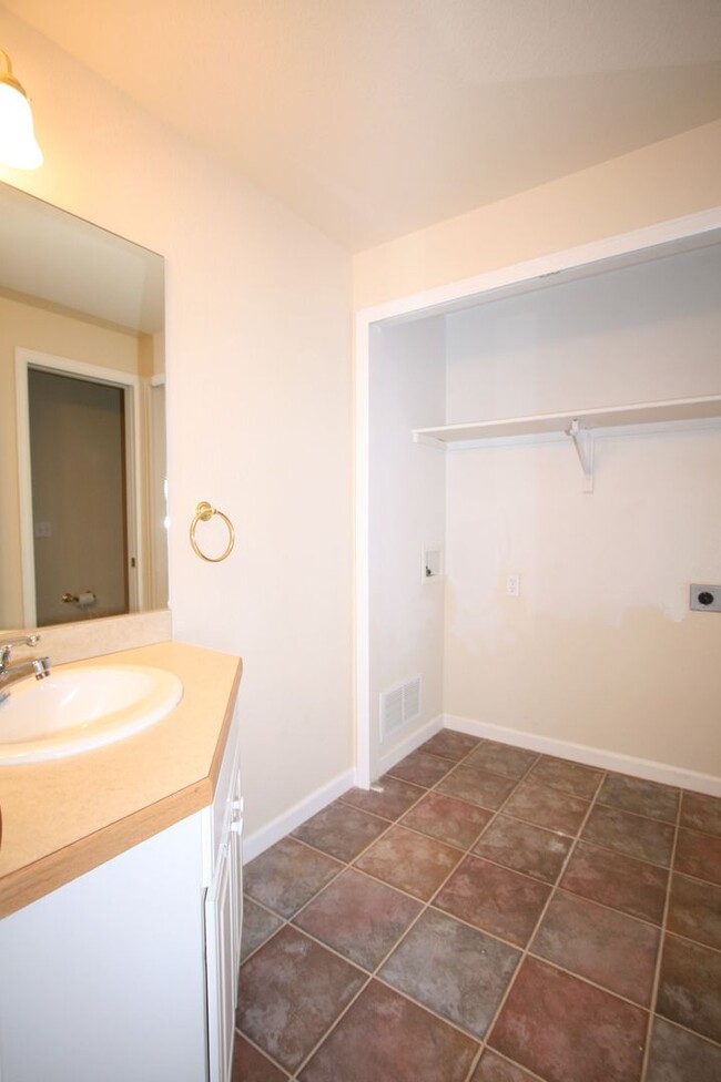 Building Photo - Appealing 3 Bedroom Townhouse Located in G...