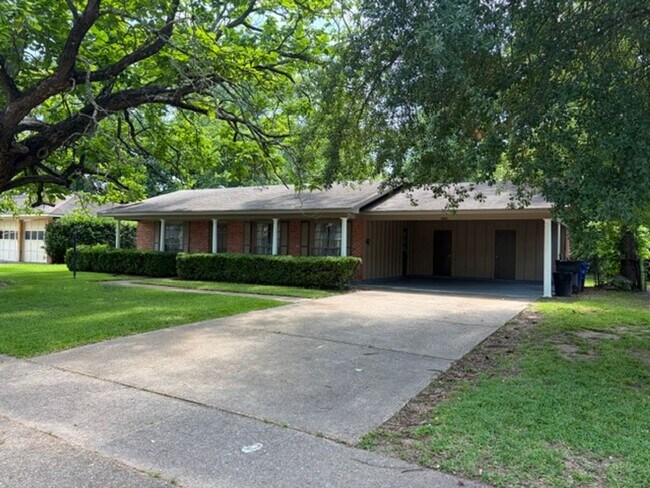 Building Photo - Move in Special ! First month 1/2 off!